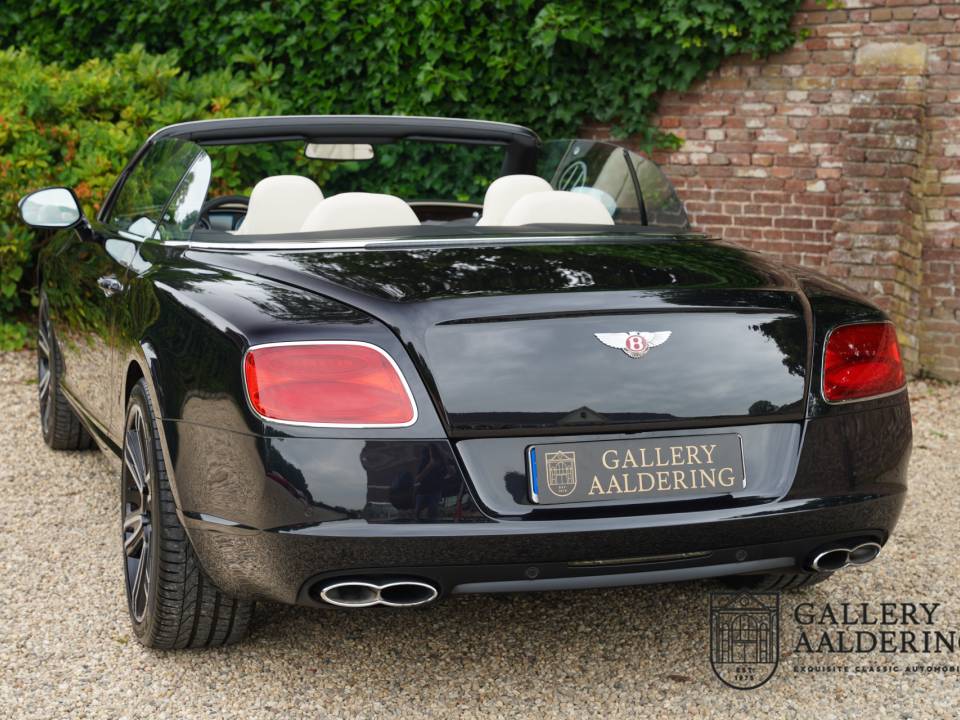 Image 32/50 of Bentley Continental GTC V8 (2014)