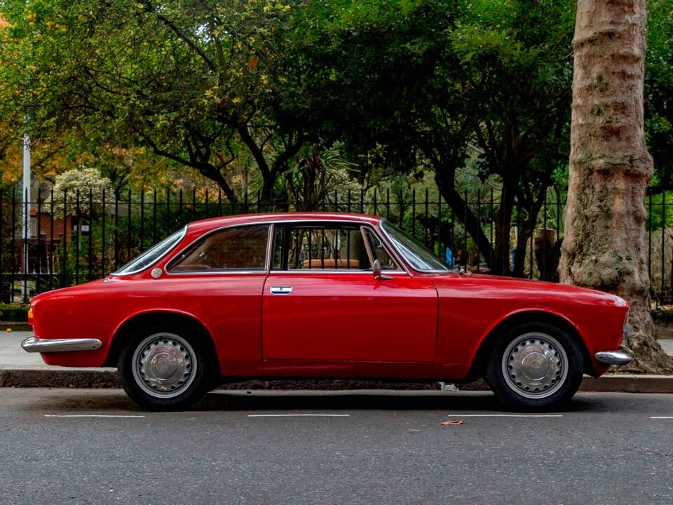 Image 2/21 of Alfa Romeo Giulia GT 1300 Junior (1968)