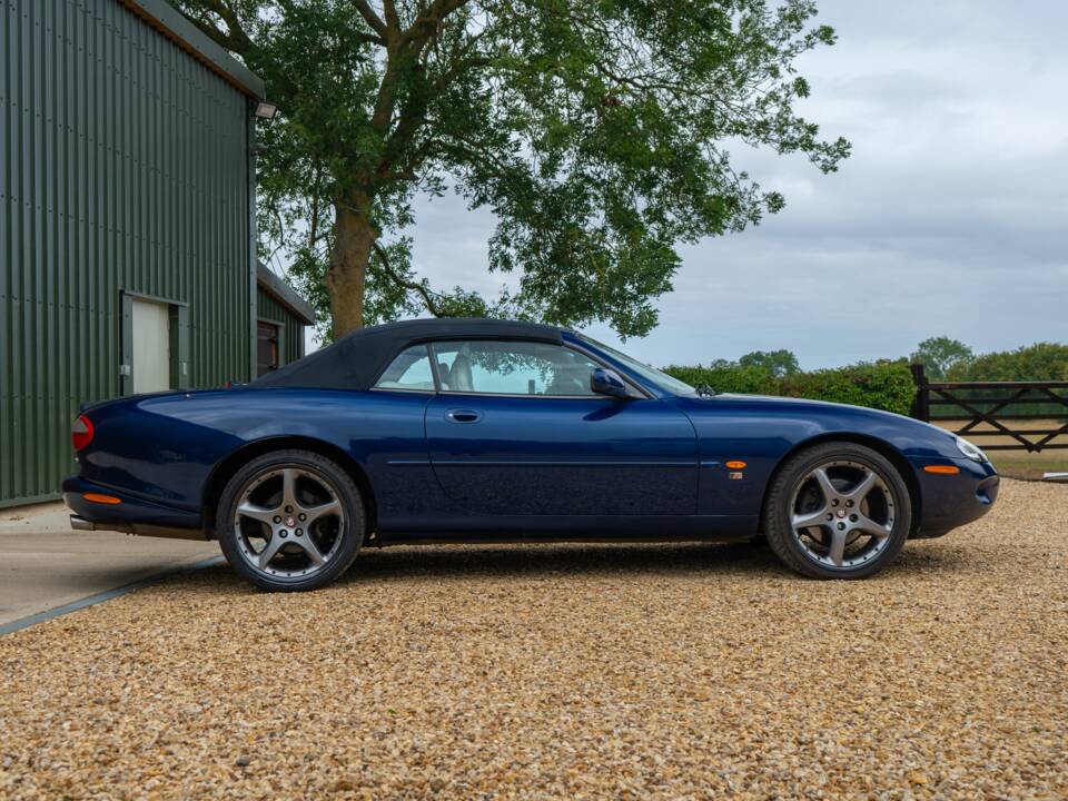 Image 2/50 of Jaguar XKR (2000)