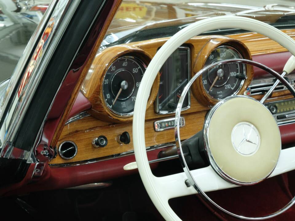 Image 28/50 of Mercedes-Benz 220 SE b (1963)
