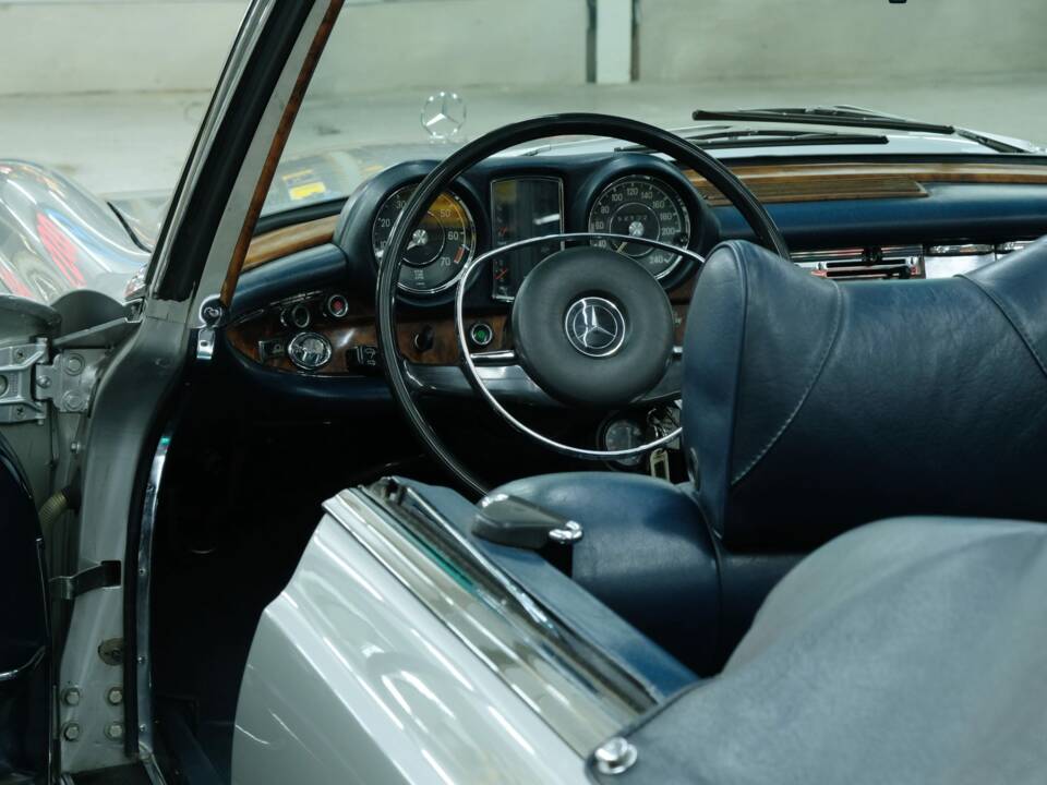 Image 21/50 of Mercedes-Benz 280 SE 3,5 (1970)
