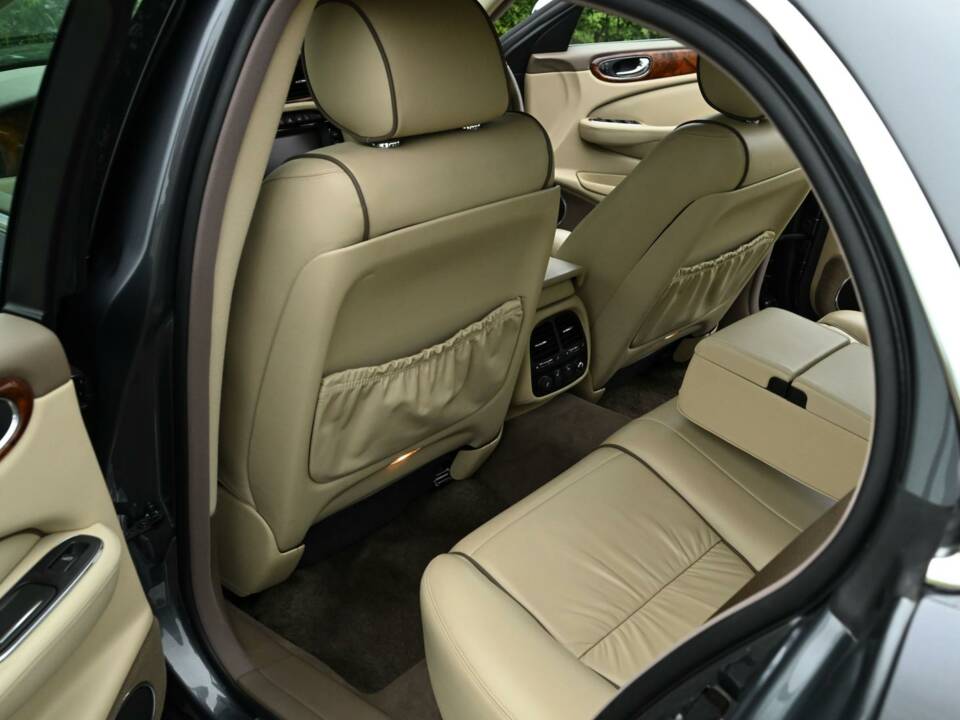 Image 26/50 of Jaguar XJ 8 4.2 (2007)