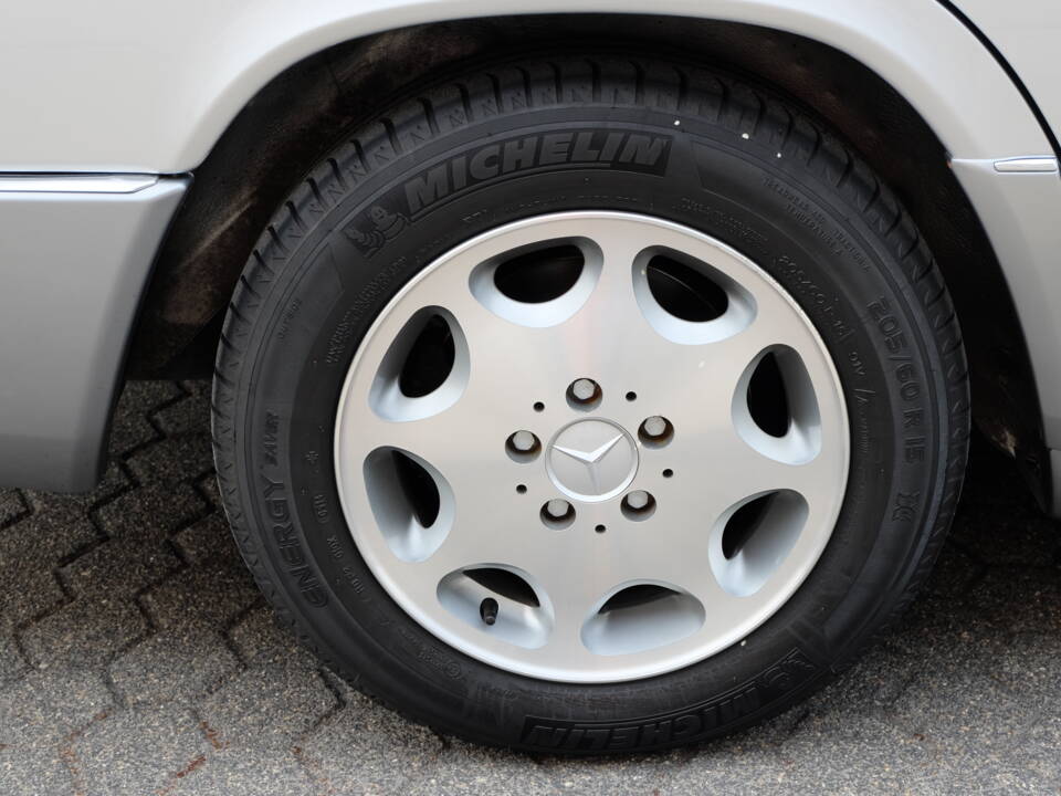 Image 62/75 of Mercedes-Benz E 280 T (1994)