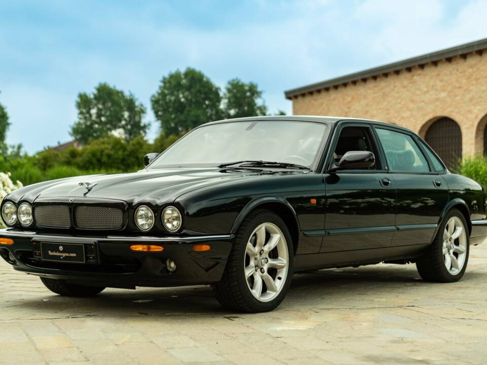 Immagine 9/50 di Jaguar XJR 4.0 (2000)