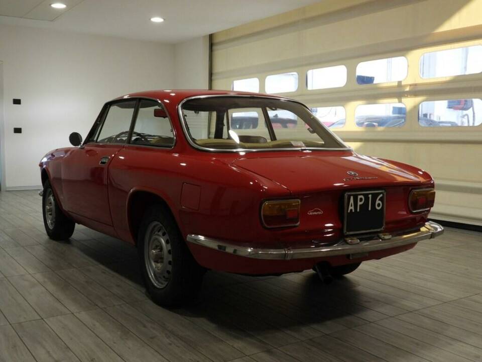 Bild 4/15 von Alfa Romeo Giulia 1600 GT Junior (1975)