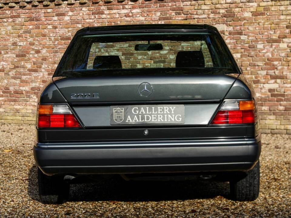 Image 49/50 of Mercedes-Benz 200 E (1992)