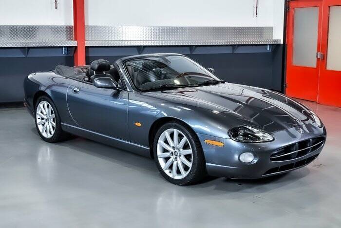 Image 4/7 de Jaguar XK8 4.2 (2005)