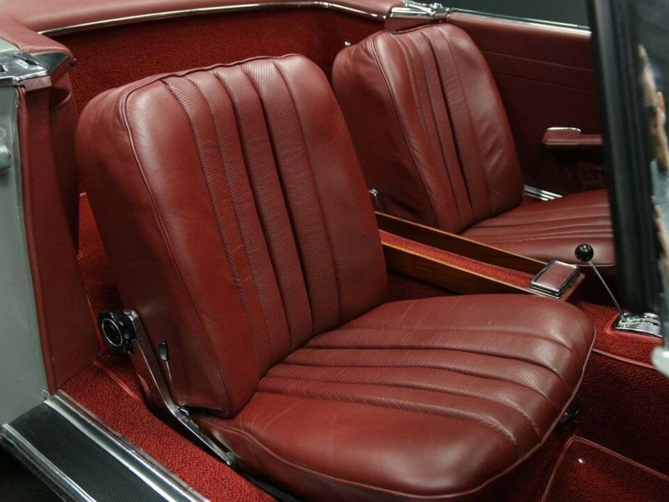 Image 24/50 of Mercedes-Benz 250 SL (1968)