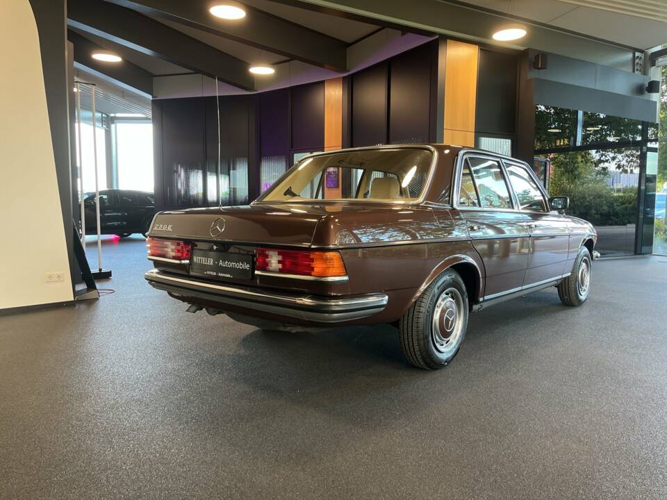 Image 8/21 of Mercedes-Benz 230 E (1983)
