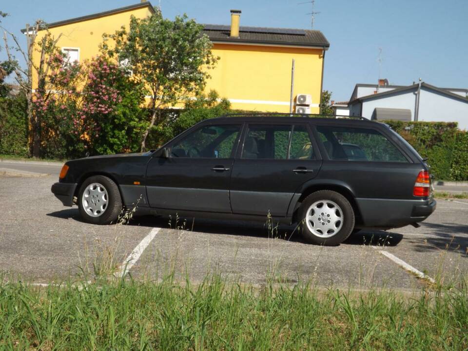Image 10/50 of Mercedes-Benz 250 TD Turbo (1992)