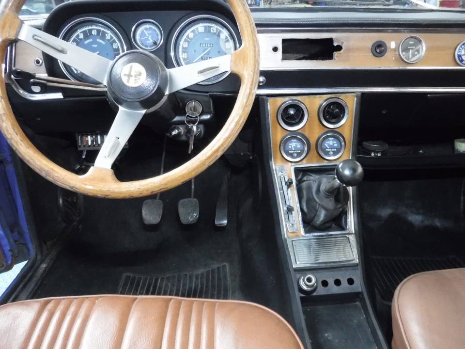 Image 10/50 of Alfa Romeo Giulia Nuova Super 1600 (1978)