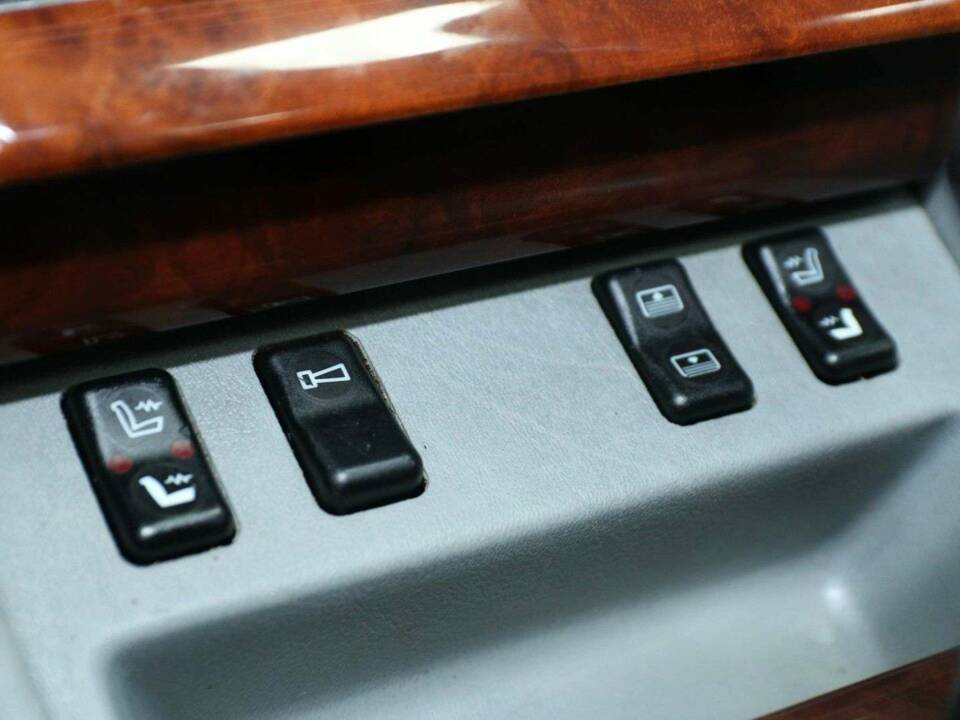 Image 16/30 of Mercedes-Benz 560 SEL (1989)