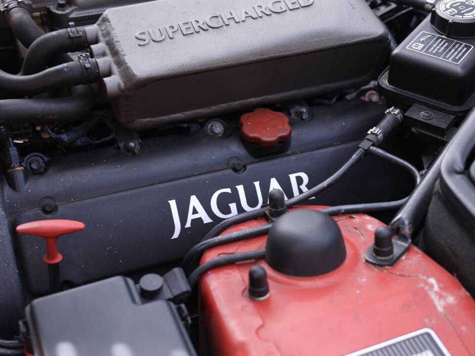 Image 43/50 de Jaguar XKR (2000)