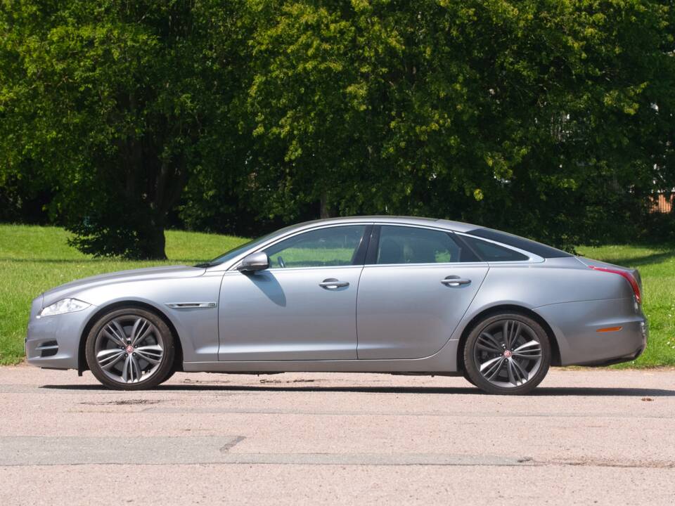Image 43/50 of Jaguar XJ 5.0 (2011)