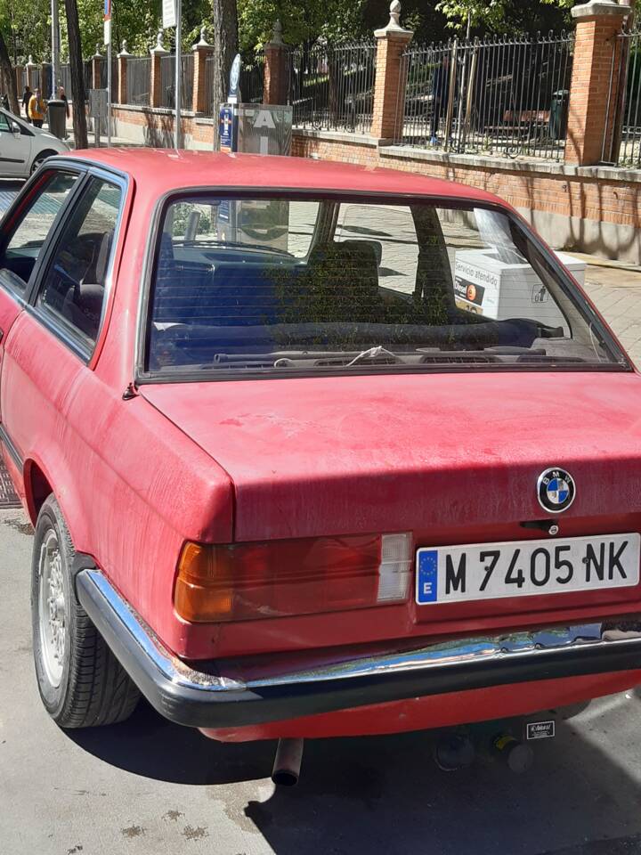 Image 3/7 of BMW 318i (1987)