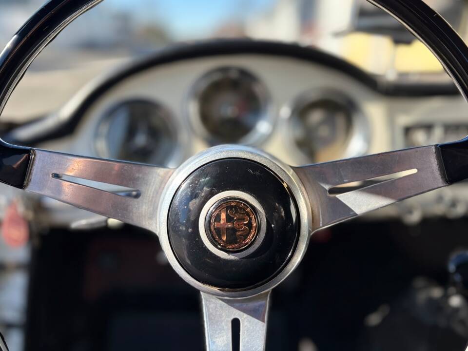 Image 8/24 of Alfa Romeo Giulia 1600 Spider (1963)