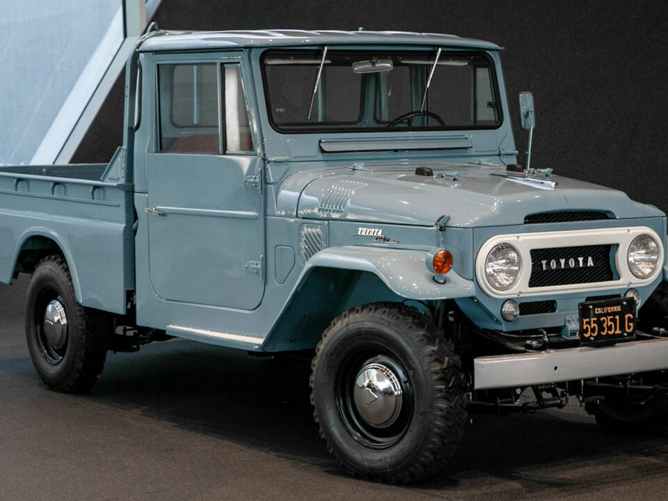 Image 2/12 of Toyota Land Cruiser FJ 45 (1967)