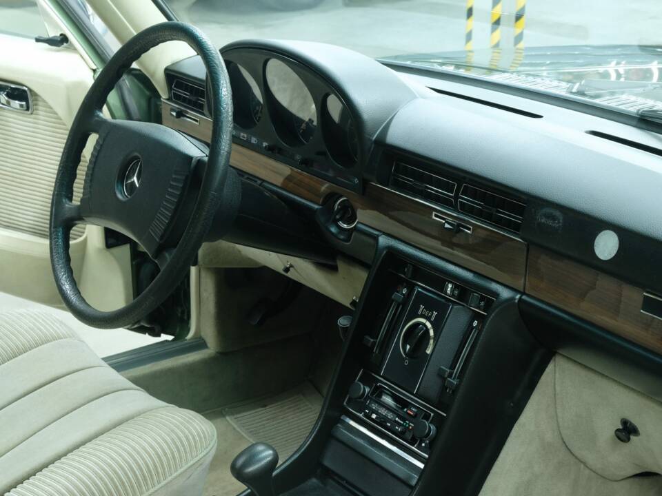 Image 41/50 de Mercedes-Benz 450 SEL 6,9 (1975)
