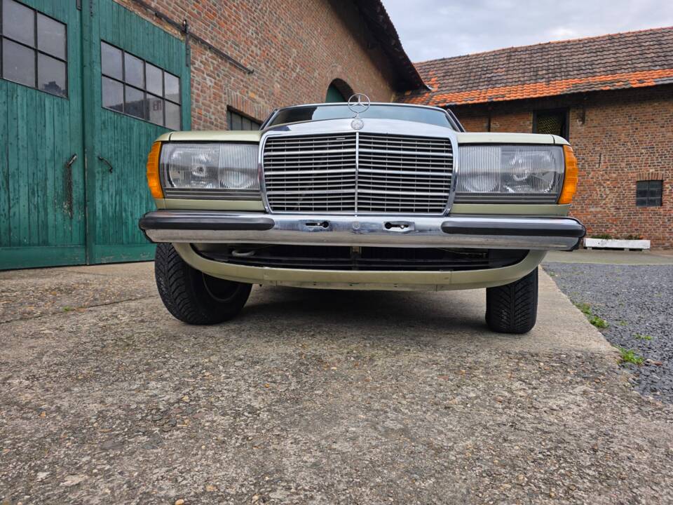 Image 33/73 of Mercedes-Benz 230 E (1985)