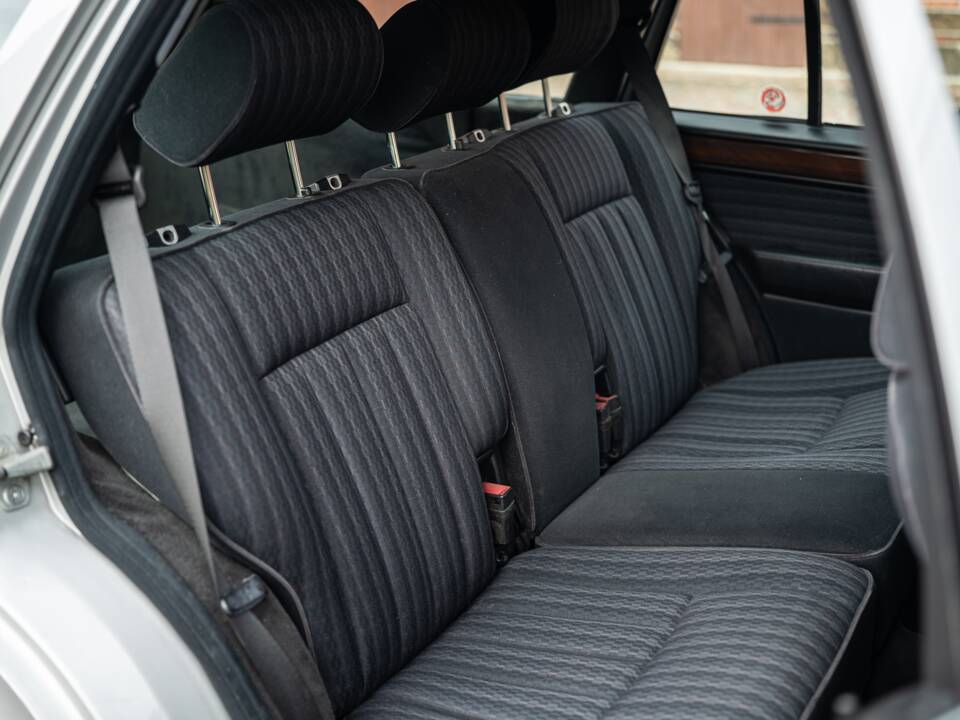 Imagen 50/72 de Mercedes-Benz 250 TD (1991)