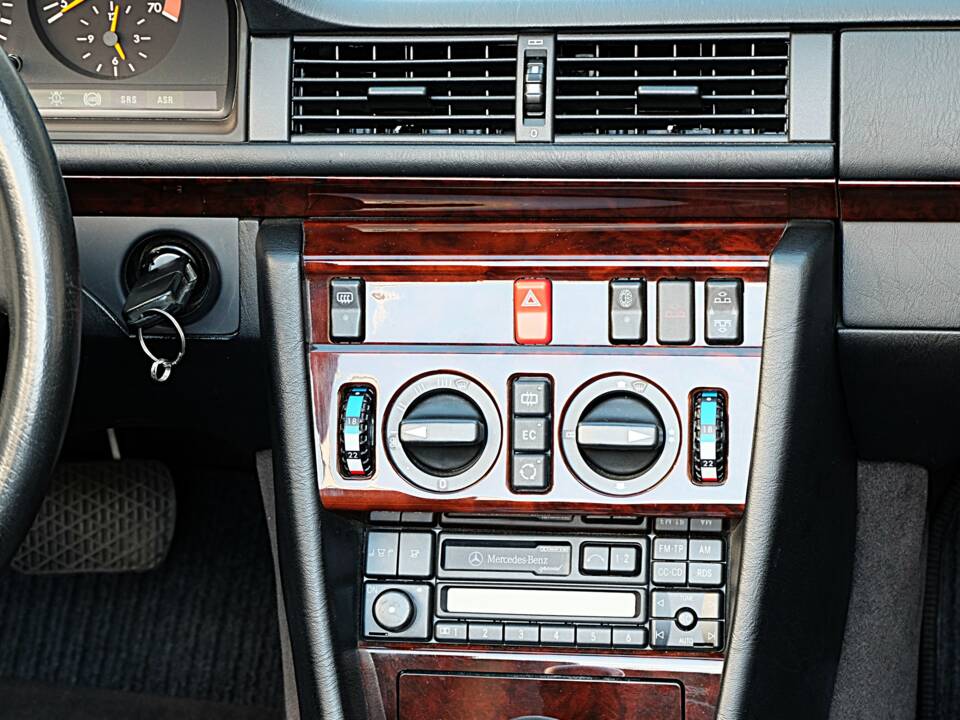 Image 24/74 of Mercedes-Benz E 320 (1997)