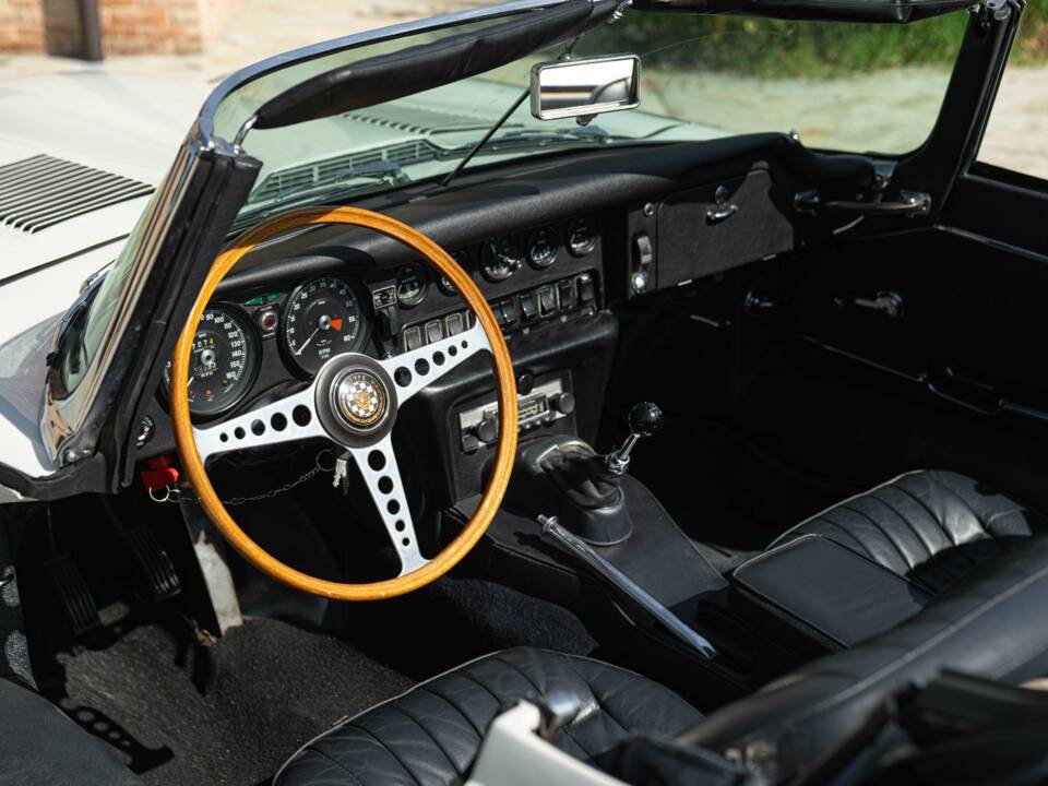 Bild 50/50 von Jaguar E-Type (1968)