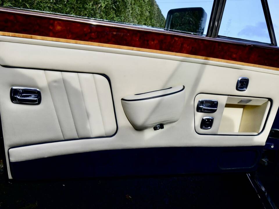 Image 50/50 of Rolls-Royce Corniche III (1990)