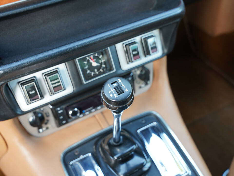 Bild 15/50 von Jaguar XJ 6 L 4.2 (1975)