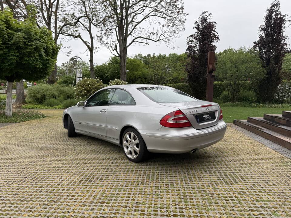 Image 3/27 of Mercedes-Benz CLK 320 (2002)