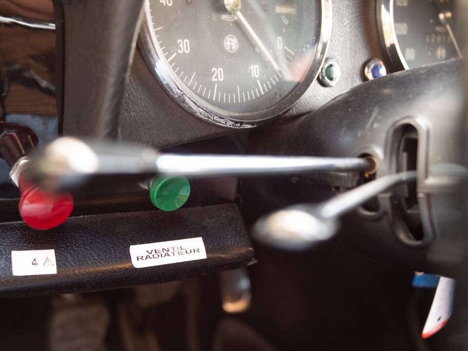 Image 30/51 of Alfa Romeo 1600 Spider Duetto (1966)