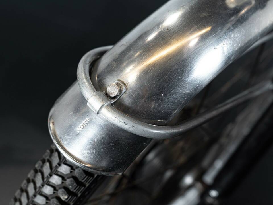 Image 18/31 of BM DUMMY (1963)