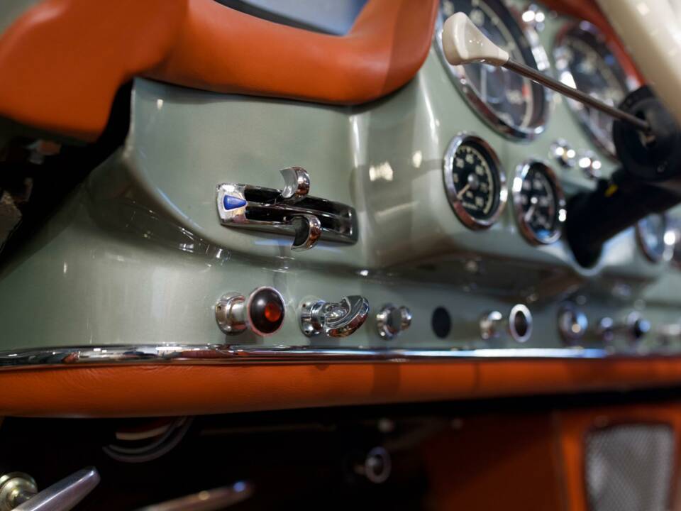 Image 22/28 of Mercedes-Benz 190 SL (1960)