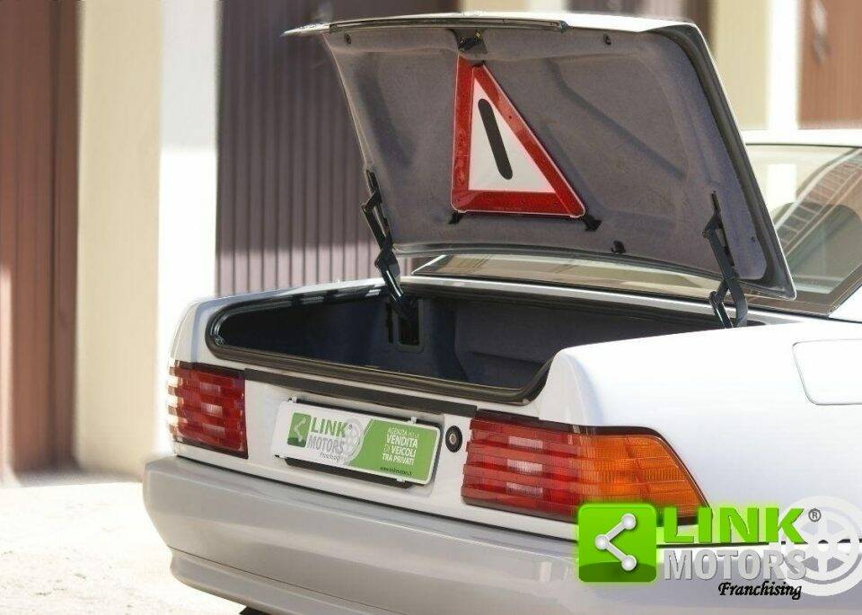 Image 25/50 of Mercedes-Benz 300 SL-24 (1989)