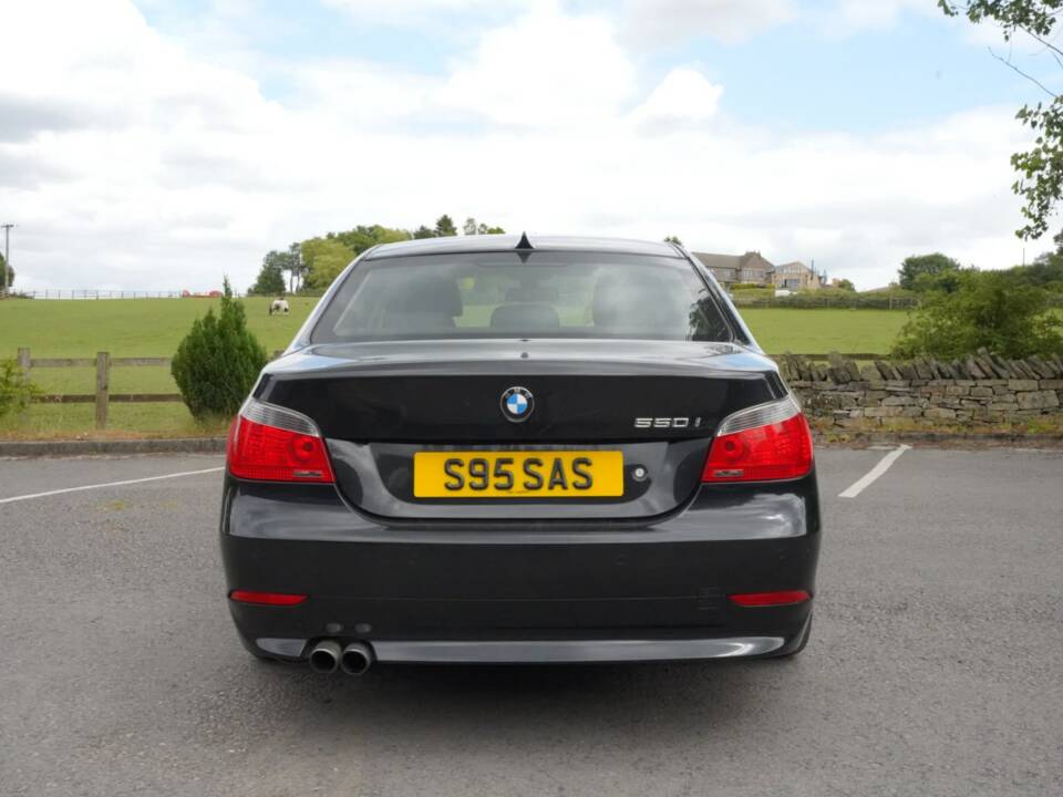 Bild 28/48 von BMW 550i (2006)