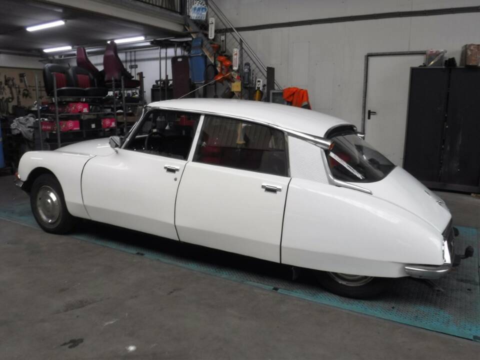 Image 8/50 of Citroën DS 20 A (1972)