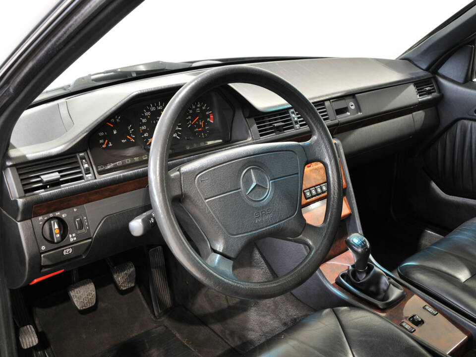 Afbeelding 18/30 van Mercedes-Benz E 200 (1994)