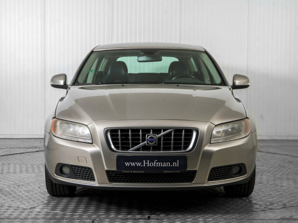 Bild 14/38 von Volvo V 70 2.4 (2007)