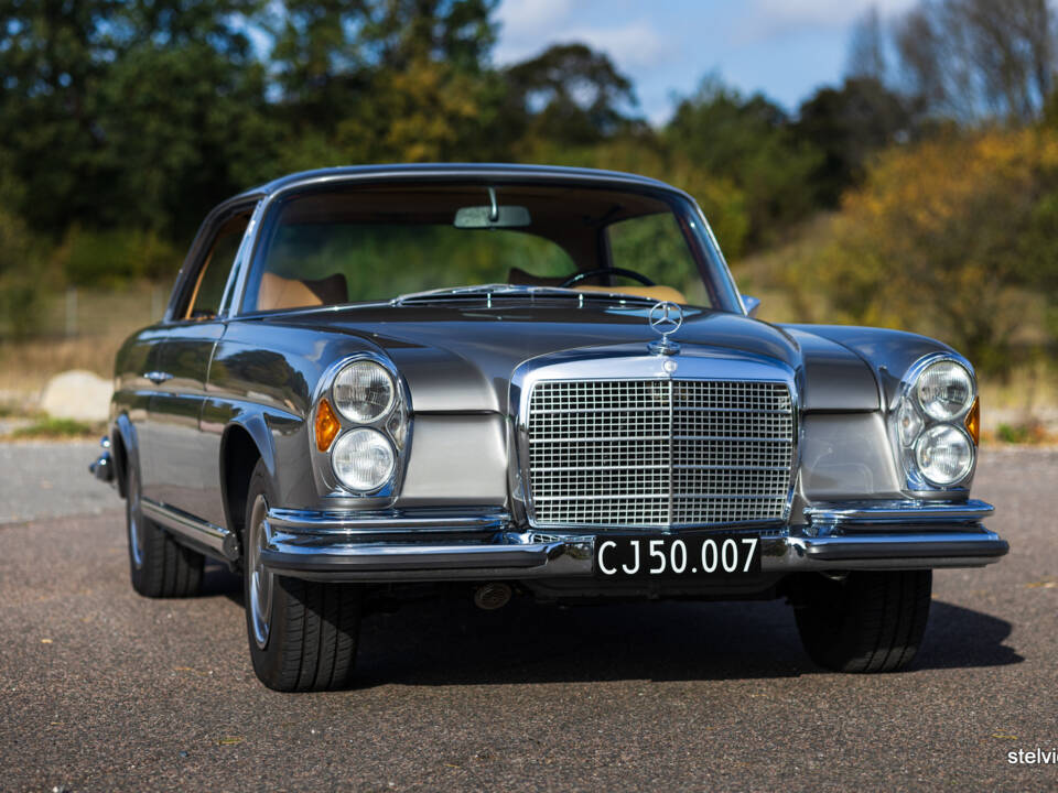 Immagine 7/61 di Mercedes-Benz 280 SE 3,5 (1971)