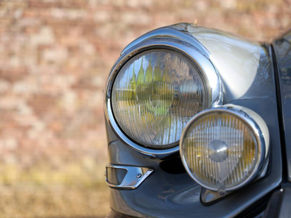 Image 22/50 of Citroën DS 21 Chapron (1963)