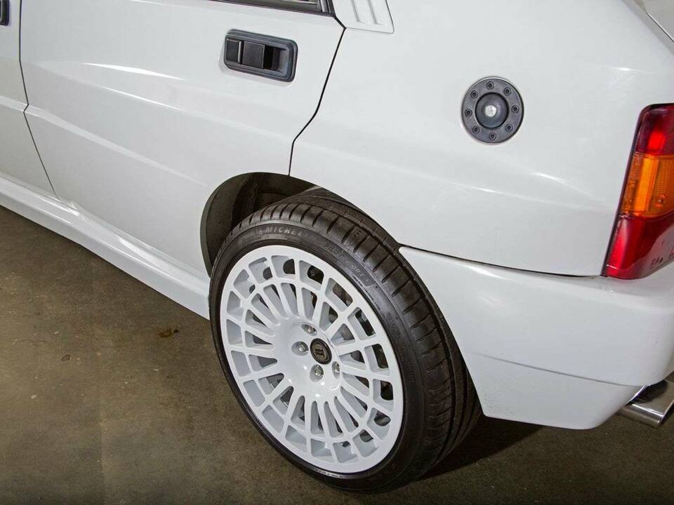 Image 8/20 de Lancia Delta HF Integrale Evoluzione I (1992)
