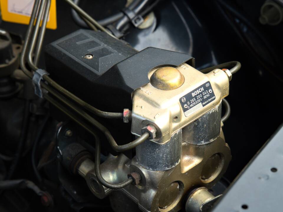 Image 51/63 of Mercedes-Benz 220 E (1993)