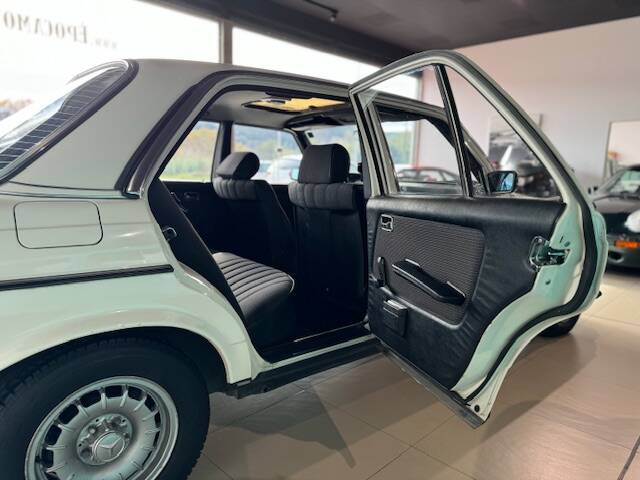 Image 29/32 of Mercedes-Benz 230 E (1983)