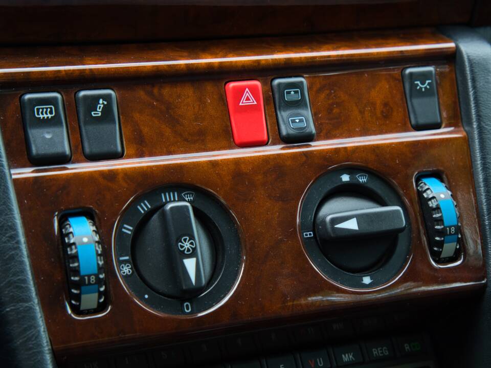 Image 30/63 of Mercedes-Benz 220 E (1993)