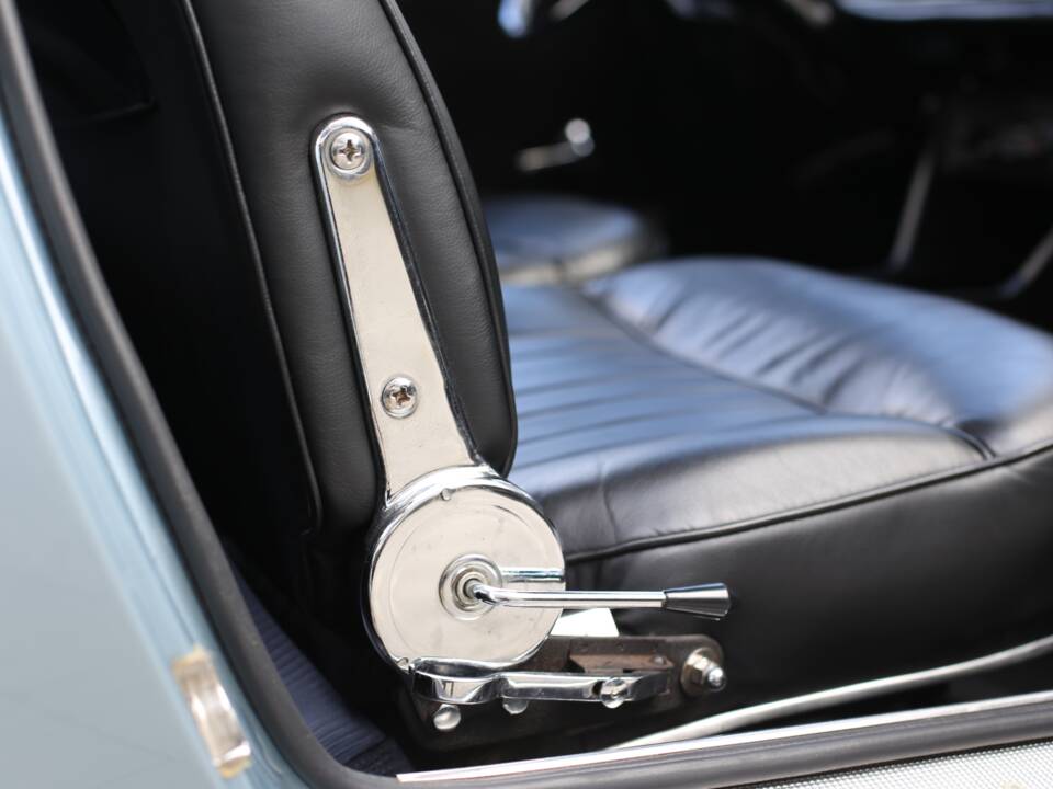 Image 30/56 of Peugeot 404 Coupé (1968)