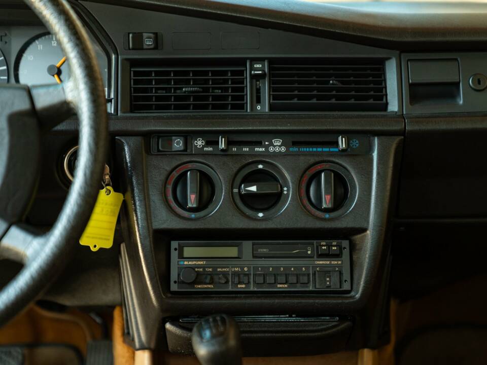 Immagine 47/50 di Mercedes-Benz 190 E (1987)