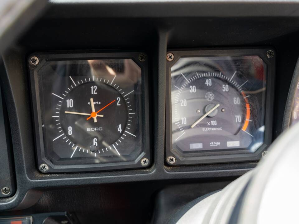 Image 7/25 of Alfa Romeo GTV 6 2.5 (1984)