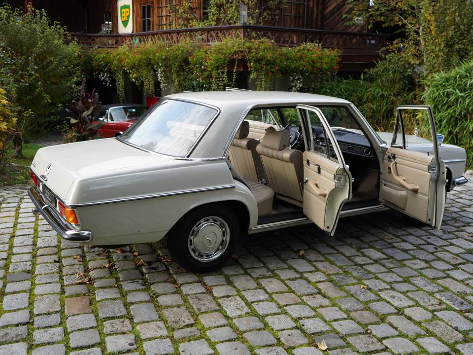 Image 17/34 of Mercedes-Benz 230 (1969)