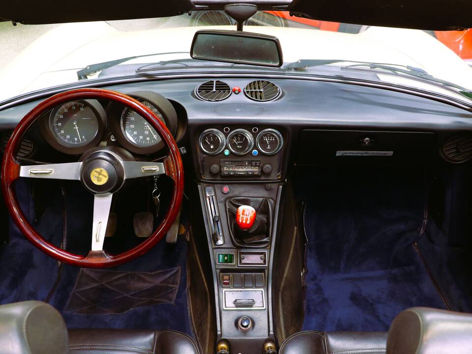 Image 14/25 of Alfa Romeo 2000 Spider Veloce (1982)