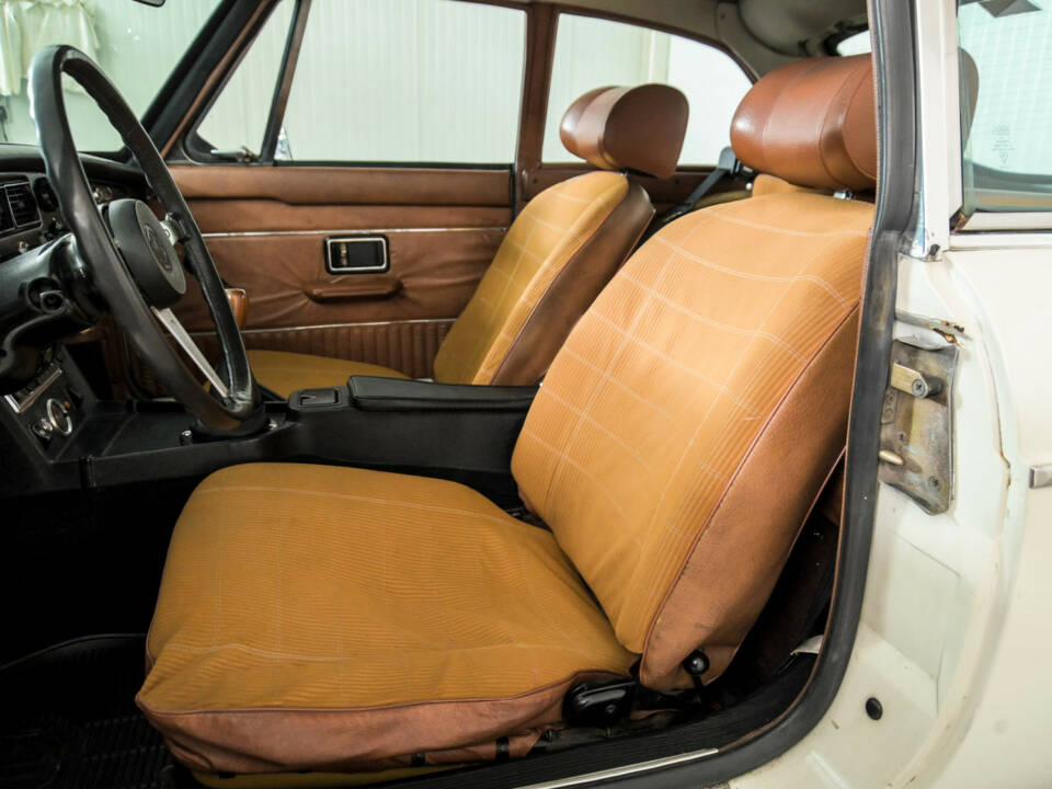 Image 15/50 of MG MGB GT V8 (1975)