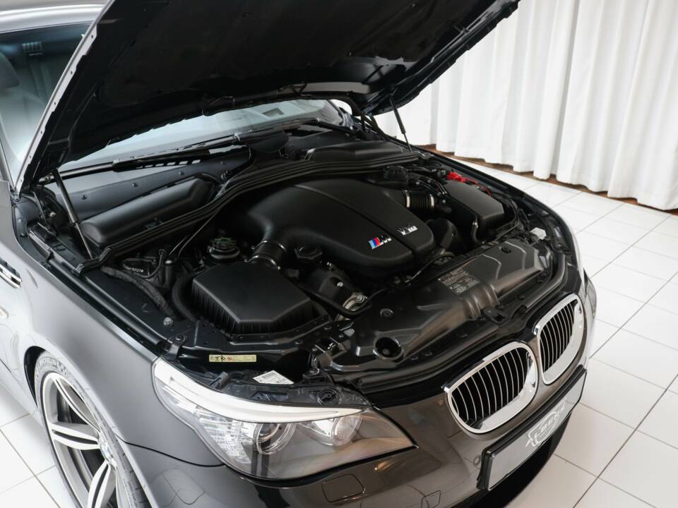 Bild 12/21 von BMW M5 Touring (2009)